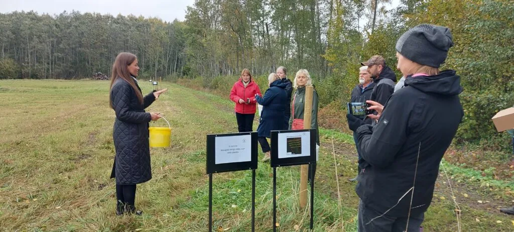 Aizvadīta lauka diena par bioloģiskās daudzveidības atjaunošanas metodēm zālājos