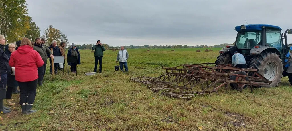 Aizvadīta lauka diena par bioloģiskās daudzveidības atjaunošanas metodēm zālājos