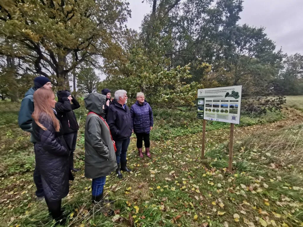 Aizvadīta lauka diena par bioloģiskās daudzveidības atjaunošanas metodēm zālājos
